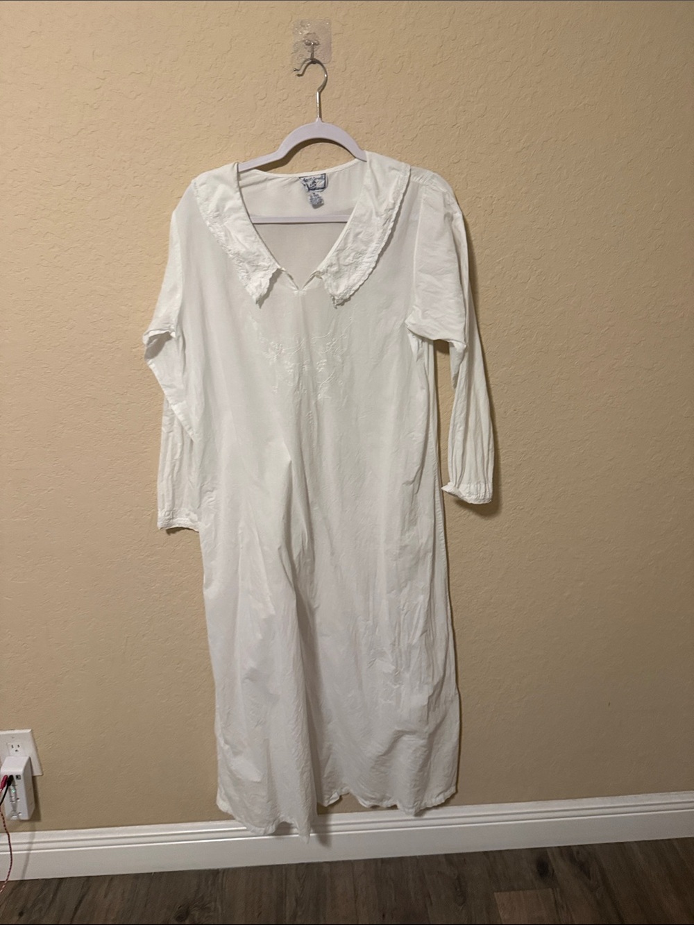 April Cornell White Vintage-Inspired Long Nightgown with Lace Collar size m